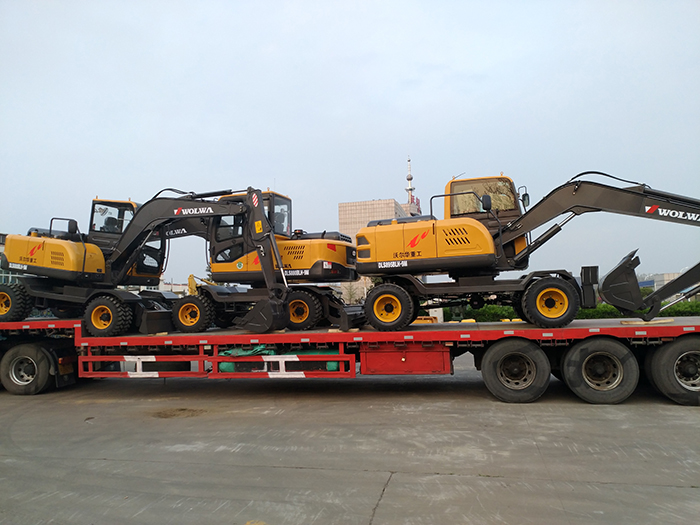 沃尔华一批新款轮式挖掘机发往华北市场