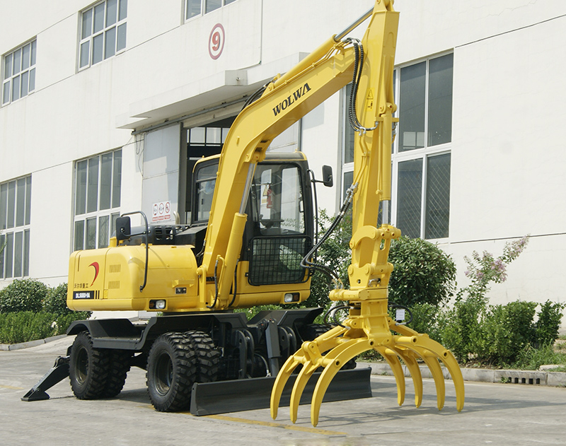 DLS880-9AG 8吨轮式蔗木装卸机实物图 DLS880-9AG 8吨轮式蔗木装卸机实物图